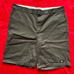Dickies-Chocolate brown shorts-Size 46